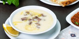 Geleneksel Türk mutfağının en sevilen öğelerinden olan çorba ve meze, birlikte sunulduğunda sofralara hem çeşitlilik hem de zengin tatlar getirir. Özellikle misafir sofralarında ya da özel yemeklerde, dengeli ve uyumlu bir çorba-meze ikilisi, yemeğin başlangıcını unutulmaz kılar. Bu ikili, farklı dokuları ve aromalarıyla damaklarda keyifli bir yolculuk sunarken, aynı zamanda besin değerleri açısından da doyurucudur. Konulu bir haber görseli.