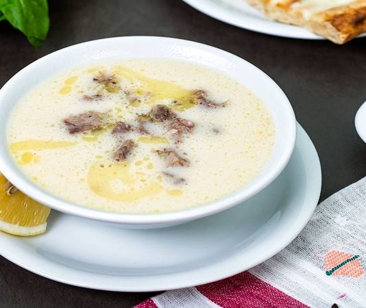 Geleneksel Türk mutfağının en sevilen öğelerinden olan çorba ve meze, birlikte sunulduğunda sofralara hem çeşitlilik hem de zengin tatlar getirir. Özellikle misafir sofralarında ya da özel yemeklerde, dengeli ve uyumlu bir çorba-meze ikilisi, yemeğin başlangıcını unutulmaz kılar. Bu ikili, farklı dokuları ve aromalarıyla damaklarda keyifli bir yolculuk sunarken, aynı zamanda besin değerleri açısından da doyurucudur. Konulu bir haber görseli.