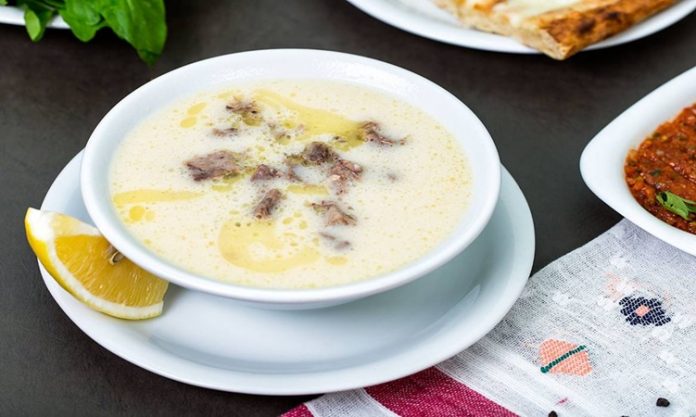 Çorba Ve Meze Kombinasyonlarıyla Sofralarınıza Lezzet Katın Geleneksel Türk mutfağının en sevilen öğelerinden olan çorba ve meze, birlikte sunulduğunda sofralara hem çeşitlilik hem de zengin tatlar getirir. Özellikle misafir sofralarında ya da özel yemeklerde, dengeli ve uyumlu bir çorba-meze ikilisi, yemeğin başlangıcını unutulmaz kılar. Bu ikili, farklı dokuları ve aromalarıyla damaklarda keyifli bir yolculuk sunarken, aynı zamanda besin değerleri açısından da doyurucudur. Konulu bir haber görseli.