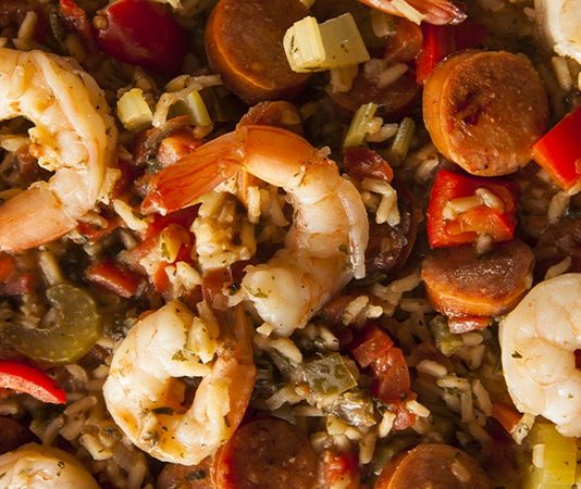 Creole Mutfağı, Amerika Birleşik Devletleri’nin özellikle Louisiana eyaletinde gelişmiş ve çok kültürlü bir yemek geleneğini temsil eder. Bu mutfak, Fransız, İspanyol, Afrika ve Karayip etkilerini birleştirerek ortaya çıkmıştır. Creole yemekleri, Louisiana’nın özellikle New Orleans şehrinde sosyal ve kültürel yaşamın vazgeçilmez bir parçasıdır. Konulu bir haber görseli.