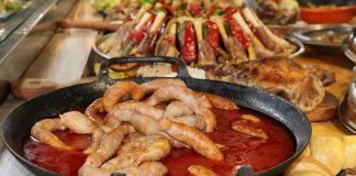 Doğu Anadolu mutfağı, Türkiye’nin en yüksek rakımlı ve sert iklimli bölgelerinden birinde şekillenmiş, zengin kültürel mirasıyla dikkat çeken bir gastronomi hazinesidir. Sert kış koşulları, beslenme alışkanlıklarını doğrudan etkiler ve bölge yemeklerinin çoğunda yüksek enerji veren malzemeler ön plandadır. Et yemekleri, baklagiller, tereyağı ve süt ürünleri, mutfağın temel taşlarını oluşturur. Konulu bir haber görseli.