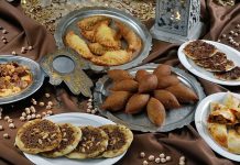 Doğu mutfağı, tarih boyunca zengin kültürel mirası ve coğrafi çeşitliliğiyle dünya mutfakları arasında özel bir yere sahiptir. Kendine özgü baharatlar, taze malzemeler ve özgün pişirme teknikleriyle Doğu yemekleri, hem lezzet hem de görsellik açısından sofraları şenlendirir. Bu mutfak, yöresel tatlar ve tariflerle dolu geniş bir yelpazeye sahiptir. Doğu mutfağının farklı şehir ve bölgelerden gelen çeşitleri, her damak zevkine hitap eden özgün lezzetler sunar. Konulu bir haber görseli.