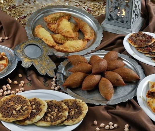 Doğu mutfağı, tarih boyunca zengin kültürel mirası ve coğrafi çeşitliliğiyle dünya mutfakları arasında özel bir yere sahiptir. Kendine özgü baharatlar, taze malzemeler ve özgün pişirme teknikleriyle Doğu yemekleri, hem lezzet hem de görsellik açısından sofraları şenlendirir. Bu mutfak, yöresel tatlar ve tariflerle dolu geniş bir yelpazeye sahiptir. Doğu mutfağının farklı şehir ve bölgelerden gelen çeşitleri, her damak zevkine hitap eden özgün lezzetler sunar. Konulu bir haber görseli.