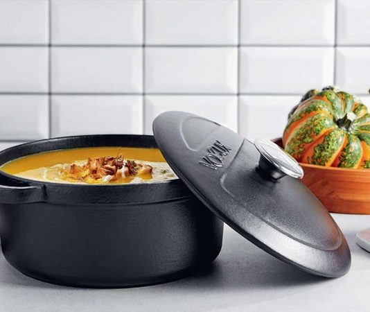 Döküm tencerede pişirme, sadece lezzet açısından değil, sunum açısından da sofraları zenginleştirir. Büyük tencerelerde servis edilen yemekler, aileyi ve misafirleri bir araya getiren sosyal bir deneyim yaratır.