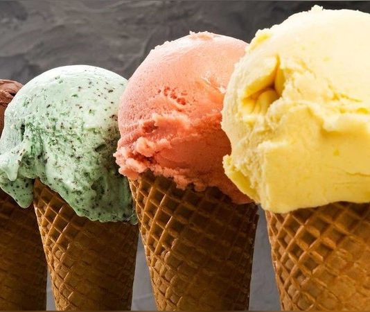 Yaz aylarının vazgeçilmezi dondurma, hem serinletici etkisi hem de lezzetiyle dünya genelinde büyük bir ilgi görüyor. Özellikle sıcak havalarda dondurma, sadece tatlı bir kaçamak değil, aynı zamanda keyifli bir deneyim sunuyor. Farklı aromalar ve çeşitleri sayesinde herkesin damak zevkine uygun seçenekler bulunabiliyor. Dondurmanın tarihçesi ise oldukça eskiye dayanıyor. Antik Çin’de soğutulmuş süt ve pirinçten yapılan tatlılardan, Orta Doğu’nun şerbetli ve buzlu tatlılarına kadar uzanan uzun bir geçmişi vardır.