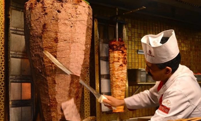 Döner Pişirme Sanatı Lezzetin Sırrı Döner, Türk mutfağının en bilinen lezzetlerinden biridir ve dünya çapında popülerliğe sahiptir. Döner pişirme, sadece etin hazırlanması değil, aynı zamanda lezzetin ve dokunun doğru şekilde ortaya çıkarılması sanatıdır. Geleneksel döner, dana, kuzu veya tavuk etinden hazırlanır ve uzun yıllardır çeşitli baharatlar ve özel marinasyonlarla zenginleştirilir. Konulu bir haber görseli.