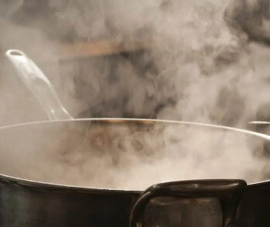 Duman, yemek pişirme yöntemleri arasında hem geleneksel hem de modern mutfaklarda önemli bir yere sahiptir. Tarih boyunca insanlar, yiyecekleri hem pişirmek hem de korumak için duman tekniklerini kullanmıştır. Özellikle et ve balık ürünlerinde duman aroması, yiyeceklerin lezzetini ve dayanıklılığını artırır. Konulu bir haber görseli.