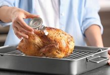 Gastronomi dünyasında son yıllarda büyük ilgi gören düşük ısıda pişirme, yemeklerin daha sağlıklı, daha besleyici ve çok daha lezzetli olmasını sağlayan özel bir yöntem olarak öne çıkıyor. Özellikle son dönemde hem ev mutfaklarında hem de profesyonel restoranlarda yaygınlaşan bu yöntem, yiyeceklerin besin değerlerini korurken aynı zamanda yumuşak ve aromatik bir sonuç elde edilmesine yardımcı oluyor. Konulu bir haber görseli.