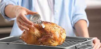 Gastronomi dünyasında son yıllarda büyük ilgi gören düşük ısıda pişirme, yemeklerin daha sağlıklı, daha besleyici ve çok daha lezzetli olmasını sağlayan özel bir yöntem olarak öne çıkıyor. Özellikle son dönemde hem ev mutfaklarında hem de profesyonel restoranlarda yaygınlaşan bu yöntem, yiyeceklerin besin değerlerini korurken aynı zamanda yumuşak ve aromatik bir sonuç elde edilmesine yardımcı oluyor. Konulu bir haber görseli.