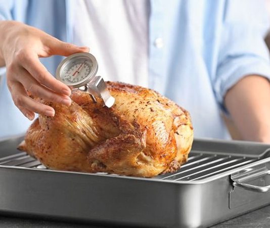 Düşük Isıda Pişirme Yöntemiyle Lezzetin Sırları Gastronomi dünyasında son yıllarda büyük ilgi gören düşük ısıda pişirme, yemeklerin daha sağlıklı, daha besleyici ve çok daha lezzetli olmasını sağlayan özel bir yöntem olarak öne çıkıyor. Özellikle son dönemde hem ev mutfaklarında hem de profesyonel restoranlarda yaygınlaşan bu yöntem, yiyeceklerin besin değerlerini korurken aynı zamanda yumuşak ve aromatik bir sonuç elde edilmesine yardımcı oluyor. Konulu bir haber görseli.