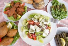 Ege mutfağı, taze sebzeler, zeytinyağlı yemekler ve hafif tatlarla öne çıkan, Türkiye’nin en sağlıklı gastronomi kültürlerinden biridir. Akdeniz ikliminin sunduğu bol güneş ve bereketli topraklar, Ege sofralarını mevsimine uygun ürünlerle donatır. Hem sağlıklı hem de lezzetli tarifler, bölgenin yüzyıllardır süregelen yemek kültürünü oluşturur. Konulu bir haber görseli.