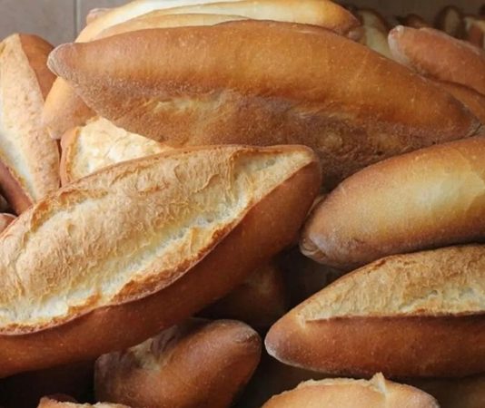 Ekmek, sadece bir besin değil aynı zamanda kültürel bir sembol olmuştur. İlk yerleşik toplulukların buğdayı öğütüp hamur haline getirerek pişirmesiyle başlayan yolculuk, bugün sofralarda çeşit çeşit ekmeklerle devam ediyor.