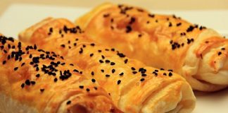 El açması hamur işleri, Türk mutfağının en sevilen ve en çok sahip çıkılan lezzetlerinden biridir. Anadolu’nun dört bir yanında nesiller boyu aktarılan bu geleneksel tarifler, özellikle ev hanımlarının maharetli elleriyle sofralara taşınır. Yufkanın incecik açıldığı, iç harcının özenle hazırlandığı bu tarifler, yalnızca bir yemek değil, aynı zamanda bir kültürel hafıza görevi de görür. Konulu bir haber görseli.