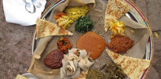 Eritre mutfağı, Doğu Afrika’nın en özgün gastronomi kültürlerinden birini temsil eder. Ülke, tarih boyunca Arap, Osmanlı ve İtalyan etkisi altında kalmıştır. Bu etkileşimler, Eritre sofralarına hem baharatlı hem de Akdeniz esintili tatlar kazandırmıştır. Eritre halkının yemek kültürü, hem yerel tarım ürünlerini hem de dış kültürlerin getirdiği teknikleri bir araya getirerek benzersiz bir mutfak ortaya çıkarmıştır. Konulu bir haber görseli.