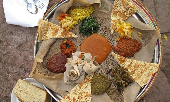 Eritre Mutfağı Eritre mutfağı, Doğu Afrika’nın en özgün gastronomi kültürlerinden birini temsil eder. Ülke, tarih boyunca Arap, Osmanlı ve İtalyan etkisi altında kalmıştır. Bu etkileşimler, Eritre sofralarına hem baharatlı hem de Akdeniz esintili tatlar kazandırmıştır. Eritre halkının yemek kültürü, hem yerel tarım ürünlerini hem de dış kültürlerin getirdiği teknikleri bir araya getirerek benzersiz bir mutfak ortaya çıkarmıştır. Konulu bir haber görseli.