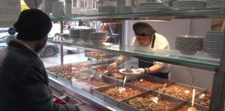 Esnaf lokantaları, Türk mutfağının en sıcak ve samimi temsilcilerinden biridir. Yıllardır hem işçilerin, memurların hem de öğrencilerin bütçesine uygun ve lezzetli yemekler yiyebildiği bu mekanlar, kültürel bir değer olarak da görülür. Her köşesinde ayrı bir hikaye barındıran esnaf lokantaları, genellikle günlük olarak hazırlanan tencere yemekleri, çorba çeşitleri ve tatlılarla misafirlerini ağırlar. Menüdeki çeşitlilik, hem damak zevkine hem de bütçeye hitap edecek şekilde düzenlenir. Konulu bir haber görseli.