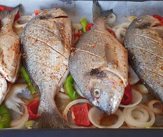Et ve balık, mutfaklarda lezzet açısından öne çıkan iki temel besin grubudur. Et ve balık özel pişirme yöntemleri, bu besinlerin dokusunu ve aromasını korumak, aynı zamanda sofralarda görsel olarak öne çıkmasını sağlamak için uygulanır. Etin ve balığın doğru pişirme teknikleriyle hazırlanması, hem sağlık hem de tat açısından büyük fark yaratır. Konulu bir haber görseli.
