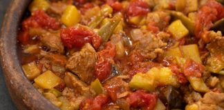 Türk mutfağının ve dünya mutfaklarının en önemli öğelerinden biri olan etli yemekler, zengin çeşitliliği ve doyurucu yapısıyla sofraların baş tacıdır. Kırmızı et, tavuk veya balık gibi farklı et türlerinin çeşitli pişirme teknikleriyle hazırlanması, her damak tadına hitap eden lezzetler ortaya çıkarır. Özellikle mevsim sebzeleri ve yöresel baharatlarla birleşen etli yemekler, hem geleneksel hem modern tariflerle günümüzde popülerliğini koruyor. Konulu bir haber görseli.