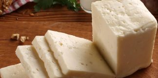 Ezine peyniri üretimi titiz bir süreç gerektirir. Öncelikle taze süt toplanır ve mayalanma aşamasına geçilir.