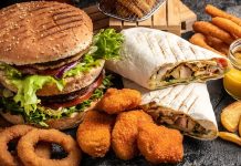 Dünya genelinde hızla yaygınlaşan fastfood kültürü, modern yaşam tarzının en dikkat çeken alışkanlıklarından biri haline geldi. Özellikle 20. yüzyılın ikinci yarısından itibaren Amerika’da doğup tüm dünyaya yayılan bu kültür, kısa sürede milyonlarca insanın günlük hayatına yerleşti. Hızlı, pratik ve görece ucuz olması nedeniyle tercih edilen fastfood, insanların yoğun iş temposu ve zaman sıkıntısı yaşadığı modern şehir yaşamında büyük bir kolaylık sağladı. Konulu bir haber görseli.