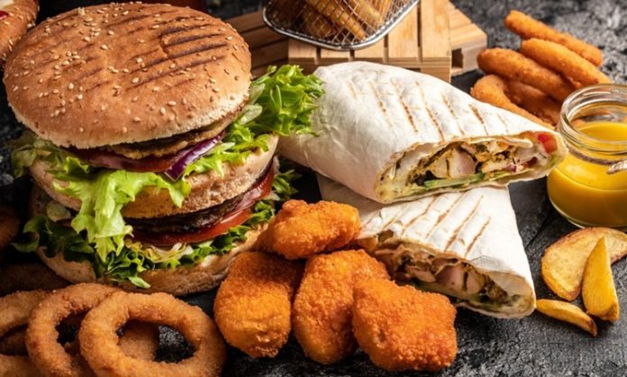 Fastfood Kültürünün Yükselişi ve Etkileri Dünya genelinde hızla yaygınlaşan fastfood kültürü, modern yaşam tarzının en dikkat çeken alışkanlıklarından biri haline geldi. Özellikle 20. yüzyılın ikinci yarısından itibaren Amerika’da doğup tüm dünyaya yayılan bu kültür, kısa sürede milyonlarca insanın günlük hayatına yerleşti. Hızlı, pratik ve görece ucuz olması nedeniyle tercih edilen fastfood, insanların yoğun iş temposu ve zaman sıkıntısı yaşadığı modern şehir yaşamında büyük bir kolaylık sağladı. Konulu bir haber görseli.