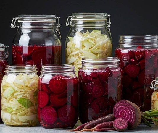 Fermente ettikten sonra pişirme, yiyeceklerin hem aroma hem de lezzet açısından daha derin bir profile sahip olmasını sağlayan etkili bir yöntemdir. Fermente ettikten sonra pişirme, özellikle sebze, et ve deniz ürünlerinde sıkça kullanılır. Fermentasyon süreci, yiyeceklerde doğal asidik ve aromatik bileşenlerin oluşmasını sağlar. Bu bileşenler, pişirme sırasında yiyeceklerin tadını daha kompleks ve karakteristik hale getirir. Konulu bir haber görseli.