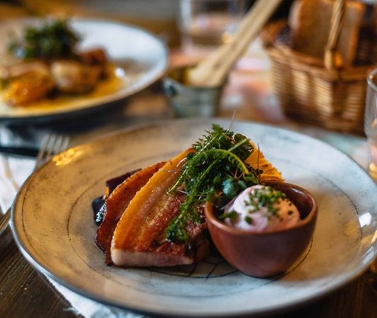Finlandiya mutfağı, ülkenin sert iklimi ve zengin doğal kaynaklarıyla şekillenmiş, köklü bir gastronomi kültürüne sahiptir. Kuzey mutfağı denince akla gelen en önemli unsurlardan biri, doğallığı ve tazeliği öne çıkaran tariflerdir. Balıklar, orman meyveleri, mantarlar ve tahıllar, yüzyıllardır Fin sofralarının değişmez parçalarıdır. Bu mutfak, yalnızca damak tadına değil, aynı zamanda besin değerine de önem verir. Konulu bir haber görseli.