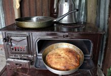 Fırın, yemek pişirme sanatının en temel araçlarından biridir. Tarih boyunca insanlar, yiyeceklerini pişirmek ve tatlarını geliştirmek için fırınları kullanmışlardır. Odun, kömür ve modern elektrikli fırınlar, farklı dönemlerde sofraların vazgeçilmez bir parçası olmuştur. Fırın, yalnızca yemek pişirmekle kalmaz, aynı zamanda lezzeti ve estetiği ön plana çıkarır. Konulu bir haber görseli.