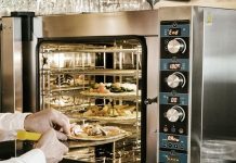 Fırınlama, yiyeceklerin kontrollü sıcaklıkta pişirilmesi yöntemidir. Bu teknik, yiyeceklerin dış yüzeyinin kızarmasını ve iç kısmının dengeli şekilde pişmesini sağlar. Fırınlama yöntemi, hem ev mutfaklarında hem de profesyonel mutfaklarda sıkça tercih edilir. Ekmek, börek, tatlı ve et çeşitleri, fırınlamanın en çok uygulandığı gıdalardır.