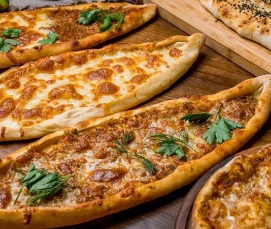 Fırınlarda Pide ve Lahmacun Keyfiyle Geleneksel Tatlar Pide ve lahmacun, Türk mutfağının en sevilen lezzetlerinden ikisi olarak, yüzyıllardır sofralarda yerini koruyor. Özellikle taş fırınlarda pişirildiğinde elde edilen çıtır dokusu ve yoğun aromasıyla, bu iki hamur işi her yaştan insanın vazgeçilmezi haline gelmiştir. Hem pratik hem de doyurucu olmaları, onları günün her saati tüketilebilecek yemekler arasında üst sıralara taşır. Konulu bir haber görseli.