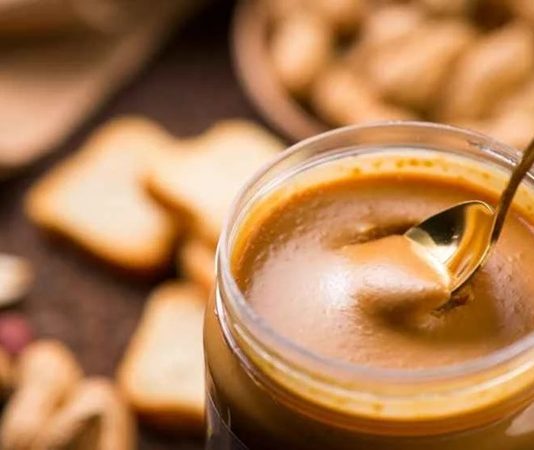 Fıstık ezmesi, öncelikle kavrulmuş fıstıkların ezilmesiyle elde edilir.