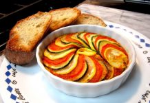 Fransız mutfağı, yüzyıllar boyunca Avrupa gastronomisinin öncüsü olarak kabul edilmiş ve dünya çapında tanınmış bir kültürel miras haline gelmiştir. Orta Çağ saray mutfaklarından günümüz modern restoranlarına uzanan süreçte, yemekler sadece beslenme amacıyla değil, aynı zamanda sanat ve estetik kaygılarla hazırlanmıştır. Doğal malzemeler, Fransız yemeklerinin hem lezzet hem de besin değeri açısından ön plana çıkmasını sağlıyor. Konulu bir haber görseli.