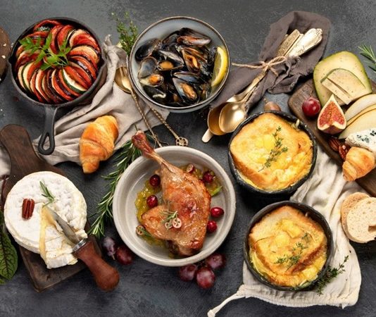 Fransız Mutfağıyla Sofralarda Sanat: Lezzet ve Zarafet Yolculuğu Fransız mutfağı, dünya gastronomi kültürünün en prestijli ve etkileyici örneklerinden biri olarak kabul edilir. Hem teknik hem de estetik açıdan öne çıkan bu mutfak, zengin tarihinden aldığı ilhamla modern sofralara taşınır. Fransız mutfağı, sadece yemek pişirme değil, aynı zamanda bir sanat ve kültür deneyimi olarak da değerlendiriliyor. Her tabak, özenle seçilmiş malzemeler ve ustaca hazırlanmış tekniklerle sunulur. Konulu bir haber görseli.