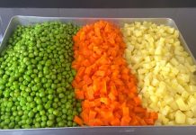 Yemeklerin yanında sunulan garnitürler, ana yemeğin lezzetini tamamlayan ve sofralara şıklık katan önemli detaylardır. İyi seçilmiş bir garnitür, yemeğin hem tadını hem de görsel cazibesini artırır. Özellikle et, tavuk ya da balık gibi ana yemeklerle birlikte servis edilen sebze veya nişastalı garnitürler, dengeli bir öğün oluşturmanın anahtarını taşır. Farklı malzemelerle hazırlanan garnitürler, pratik ve yaratıcı alternatifler sunarak mutfakta çeşitliliği sağlar. Konulu bir haber görseli.