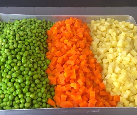 Yemeklerin yanında sunulan garnitürler, ana yemeğin lezzetini tamamlayan ve sofralara şıklık katan önemli detaylardır. İyi seçilmiş bir garnitür, yemeğin hem tadını hem de görsel cazibesini artırır. Özellikle et, tavuk ya da balık gibi ana yemeklerle birlikte servis edilen sebze veya nişastalı garnitürler, dengeli bir öğün oluşturmanın anahtarını taşır. Farklı malzemelerle hazırlanan garnitürler, pratik ve yaratıcı alternatifler sunarak mutfakta çeşitliliği sağlar. Konulu bir haber görseli.