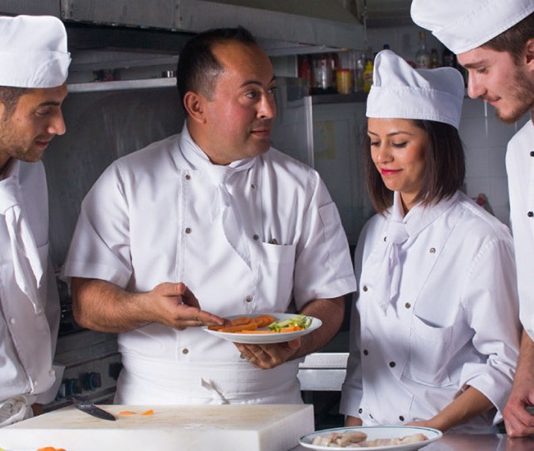 Yaratıcılık, Lezzet, Mutfak Disiplini, Doğal Malzemeler, Yemek Estetiği, Konulu bir haber görseli.