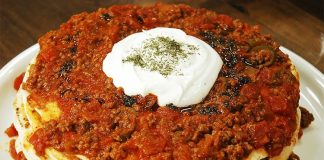 Geleneksel yemek, bir toplumun kültürel mirasının ve tarihinin en lezzetli yansımalarından biridir. Yüzyıllardır süregelen tarifler, kuşaktan kuşağa aktarılarak günümüze ulaşır. Bu yemekler yalnızca beslenme amacı taşımakla kalmaz, aynı zamanda kültürel kimliğin korunmasında da önemli rol oynar. Konulu bir haber görseli.