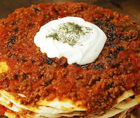 Geleneksel yemek, bir toplumun kültürel mirasının ve tarihinin en lezzetli yansımalarından biridir. Yüzyıllardır süregelen tarifler, kuşaktan kuşağa aktarılarak günümüze ulaşır. Bu yemekler yalnızca beslenme amacı taşımakla kalmaz, aynı zamanda kültürel kimliğin korunmasında da önemli rol oynar. Konulu bir haber görseli.