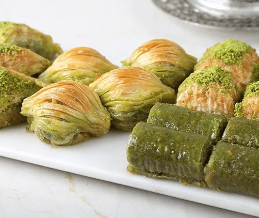 Tatlılar, Türk mutfağının vazgeçilmez unsurlarındandır. Her yemeğin ardından tatlı sunulması, misafirlere ikram edilen ilk ikramlardan biri olması, Türk kültüründeki tatlı geleneğinin ne kadar köklü olduğunun göstergesidir. Geleneksel tatlılar, yüzyıllar süren bir mutfak geleneğinin ürünü olup, her biri kendine özgü tarifler ve yöntemlerle hazırlanır. Osmanlı İmparatorluğu'ndan günümüze uzanan bu lezzetler, sadece damağımızı tatlandırmakla kalmaz, aynı zamanda kültürel mirasımızı da yaşatır.