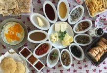 Geleneksel yemek, yüzlerce yıllık bir geçmişe dayanır. Örneğin Anadolu mutfağı, farklı medeniyetlerin etkisiyle şekillenmiş ve günümüze kadar gelmiştir.