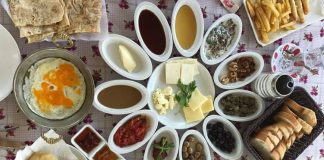 Geleneksel yemek, yüzlerce yıllık bir geçmişe dayanır. Örneğin Anadolu mutfağı, farklı medeniyetlerin etkisiyle şekillenmiş ve günümüze kadar gelmiştir.