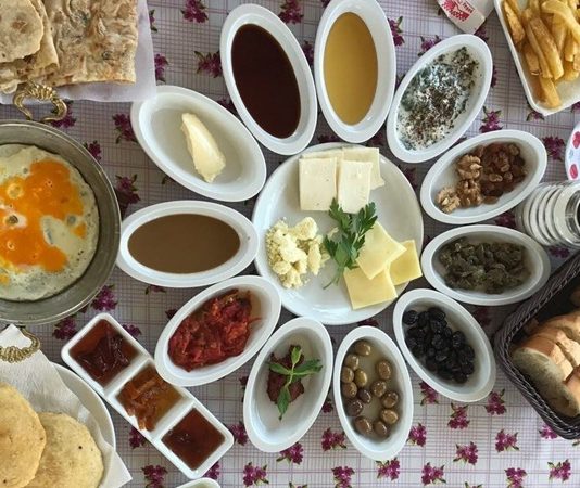 Geleneksel yemek, yüzlerce yıllık bir geçmişe dayanır. Örneğin Anadolu mutfağı, farklı medeniyetlerin etkisiyle şekillenmiş ve günümüze kadar gelmiştir.