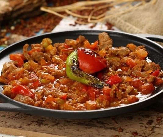 Mutfak kültürünün vazgeçilmez parçalarından biri olan tava, insanlık tarihinin en eski yemek pişirme araçlarından biri olarak karşımıza çıkmaktadır. İlk olarak taş ya da toprak malzemelerle yapılan bu araç, zamanla bronz, demir ve çelik gibi metallerden üretilmeye başlanmıştır. Tarihsel süreçte sadece yemek pişirmek için değil, aynı zamanda toplumların kültürel bir parçası olarak da önem taşımıştır. Özellikle Anadolu, Akdeniz ve Orta Doğu mutfaklarında tava yüzyıllardır kullanılan bir araç olmuştur. Konulu bir haber görseli.