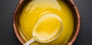 Ghee ile Pişirme İle Yemeklerde Zengin Aroma ve Lezzet Ghee, yani sade yağ, Hindistan mutfağında ve dünya mutfaklarında uzun yıllardır kullanılan geleneksel bir pişirme malzemesidir. Ghee ile pişirme, yiyeceklerin aromasını yoğunlaştırırken dokusunu korumasını sağlar. Bu teknik, özellikle sebze, et ve baklagillerde tercih edilir ve yemeklere hem lezzet hem de zengin bir aroma katar. Konulu bir haber görseli.