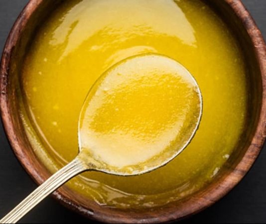 Ghee, yani sade yağ, Hindistan mutfağında ve dünya mutfaklarında uzun yıllardır kullanılan geleneksel bir pişirme malzemesidir. Ghee ile pişirme, yiyeceklerin aromasını yoğunlaştırırken dokusunu korumasını sağlar. Bu teknik, özellikle sebze, et ve baklagillerde tercih edilir ve yemeklere hem lezzet hem de zengin bir aroma katar. Konulu bir haber görseli.