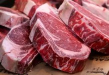 Gıda güvenliği, hem bireylerin sağlığını korumak hem de toplum sağlığını güvence altına almak açısından kritik bir konudur. Taze ve doğru şekilde işlenmiş ürünlerin tüketilmesi, olası sağlık sorunlarının önüne geçiyor. Doğal malzemeler kullanımı ve hijyen kurallarına uyum, gıda güvenliğinin temel unsurları arasında yer alıyor. Konulu bir haber görseli.