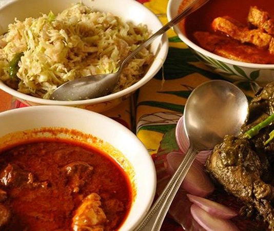 Goan Mutfağı, Hindistan’ın Goa bölgesine özgü geleneksel yemek kültürünü yansıtır. Bu mutfak, deniz ürünleri, hindistancevizi ve aromatik baharatların birleşimiyle kendine has bir lezzet dünyası sunar. Goan Mutfağı, hem günlük sofralarda hem de özel kutlamalarda tercih edilen bir gastronomi geleneğidir. Konulu bir haber görseli.