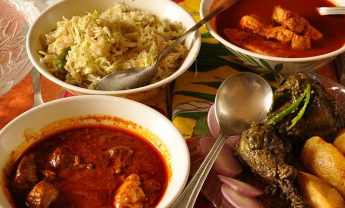 Goan Mutfağı, Hindistan’ın Goa bölgesine özgü geleneksel yemek kültürünü yansıtır. Bu mutfak, deniz ürünleri, hindistancevizi ve aromatik baharatların birleşimiyle kendine has bir lezzet dünyası sunar. Goan Mutfağı, hem günlük sofralarda hem de özel kutlamalarda tercih edilen bir gastronomi geleneğidir. Konulu bir haber görseli.