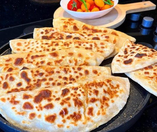 Gözleme, Türk mutfağının yüzyıllardır süregelen hamur işi lezzetlerinden biridir. Anadolu’nun her köşesinde farklı tariflerle hazırlanabilen gözleme, hem pratik hem de doyurucu oluşuyla bilinir. Geleneksel tariflerde kullanılan un ve su ile hazırlanan hamur, ince açılır ve çeşitli iç malzemelerle doldurulur. Konulu bir haber görseli.