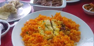 Cape Malay Mutfağı, Güney Afrika’nın özellikle Cape Town bölgesinde ortaya çıkan ve Malay kültüründen esinlenen bir yemek geleneğidir. Bu mutfak, Endonezya, Malezya ve Afrika etkilerini harmanlayarak zengin ve özgün lezzetler yaratır. Cape Malay yemekleri, baharatlı ve aromatik tatları ile tanınır ve bölgenin kültürel çeşitliliğini yansıtır. Konulu bir haber görseli.